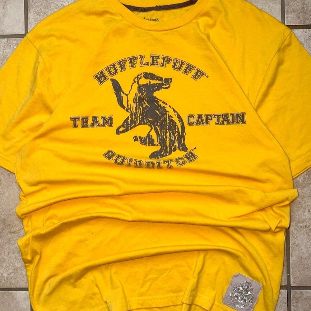 Universal Studios Wizarding World of Harry Potter Hufflepuff T Shirt Size M